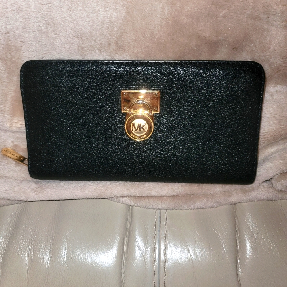 Michael Kors Hamilton Traveler Large Zip Around Black Leather Wallet w/Lock.